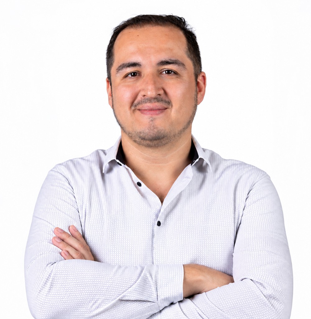 Portrait of Jorge Nájera, software engineer and entrepreneur, standing with arms crossed